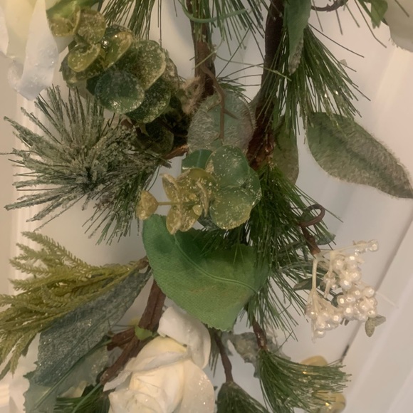 Closing Soon.✨ Winter Rose Garland Qt. 2 w 2 Cherubs. - Picture 7 of 14